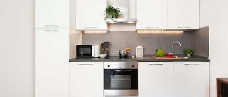 Kühlschrank, Mikrowelle, Ofen, Herdplatte