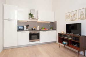 Réfrigérateur, four à micro-ondes, un four, surface de cuisson