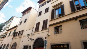 A building with a sign reading "Galleria Frilli" and a visible entrance. - Fossi - Flo Apartments (Firenze)