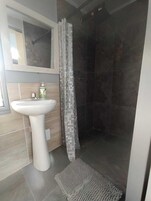 Ducha, toallas, jabón, papel higiénico