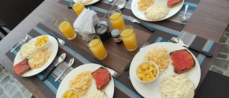 Café da manhã completo todos os dias (COP 15000 por pessoa)