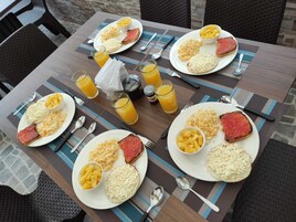 Desayuno completo diario (COP 15000 por persona)