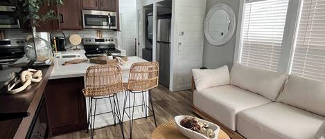 40-inch Smart TV with satellite channels, fireplace, Netflix