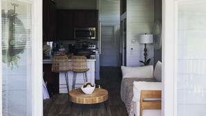 Un ambiente accogliente con zona pranzo, cucina e letto.