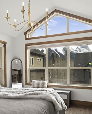 3 chambres, bureau, fer et planche à repasser, lit parapluie