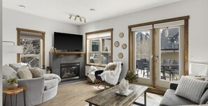 TV connectée, cheminée, livres