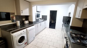 Lemari es, microwave, oven, dan pemanggang roti