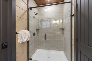 Douche, serviettes fournies, papier de toilette