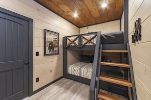5 bedrooms, desk, WiFi, bed sheets - New! Waterpark resort open, 1 mile to parkway w views, pool, movie rm, & more! (Sevierville)