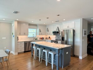 冷蔵庫、電子レンジ、オーブン、コンロ