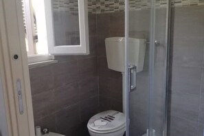 Dusche, Haartrockner, Bidet, Handtücher