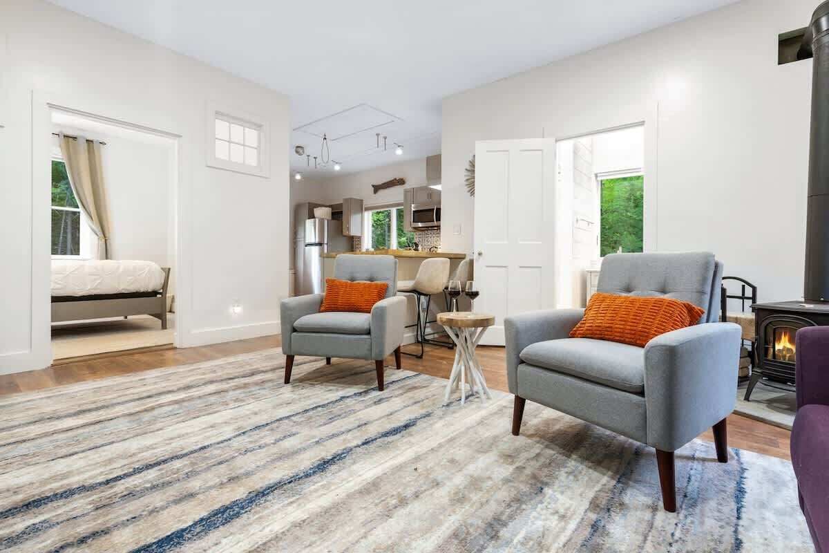 3 soverom, skrivebord, strykejern/-brett og reiseseng for barn