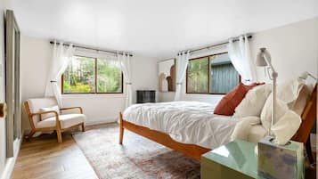 3 slaapkamers, een bureau, een strijkplank/strijkijzer, reisbedje