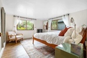 3 bedrooms, desk, iron/ironing board, travel cot
