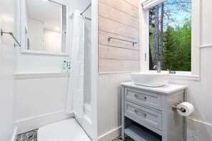 Shower, hair dryer, towels - Southwest Harbor | Retreat | Fire Pit  | AC | W/D (Southwest Harbor)