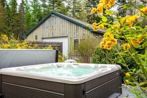 Outdoor spa tub - Southwest Harbor | Hot Tub | Fire Pit  | AC | W/D (Southwest Harbor)