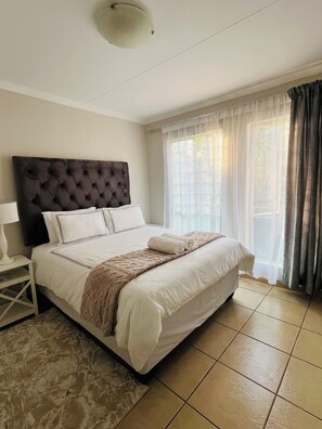 1 bedroom, iron/ironing board, WiFi, bed sheets - Take a break and unwind at this peaceful oasis. (Sandton)