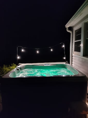 Outdoor spa tub. Berkshires! Dog & Family Friendly, Hot Tub, Hiking, Lakes-Swimming, Canoeing
