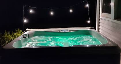 Berkshires! Dog & Family Friendly, Hot Tub, Hiking, Lakes-Swimming, Canoeing