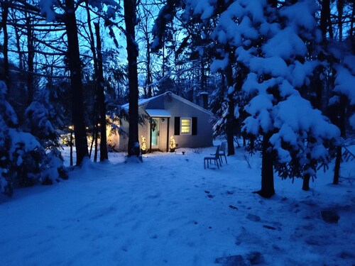 Wintery Cottage in the Berkshires! Dog friendly, Hot Tub, Hiking, Shopping, Dine