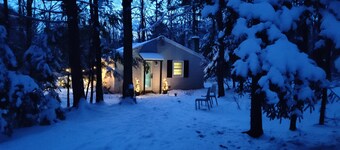 Wintery Cottage in the Berkshires! Dog friendly, Hot Tub, Hiking, Shopping, Dine