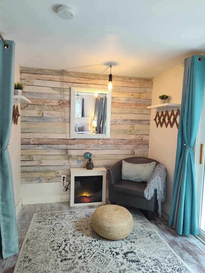 Spring in the Berkshires! Dog friendly, Hot Tub, Hiking, Canoe, Biking