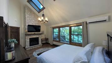 5 bedrooms, desk, travel cot, WiFi