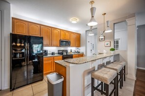 ثلاجة، ميكروويف، فرن، موقد طهي مسطح