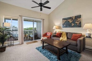 Living area - Nice 2B, 2 B condo, walk to the beach! (Kailua-Kona)