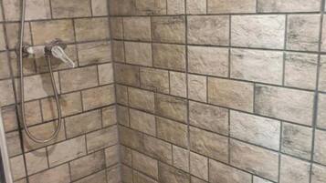 Een haardroger, handdoeken, toiletpapier