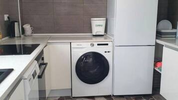 Een magnetron, een oven, een kookplaat, een vaatwasser