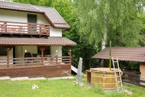 Secluded Cabin Retreat: Hot Tub, Nature, and Tranquility in the Woods"
