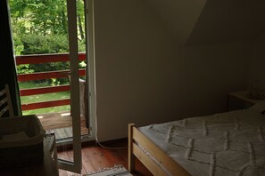 4 bedrooms, iron/ironing board, WiFi, bed sheets