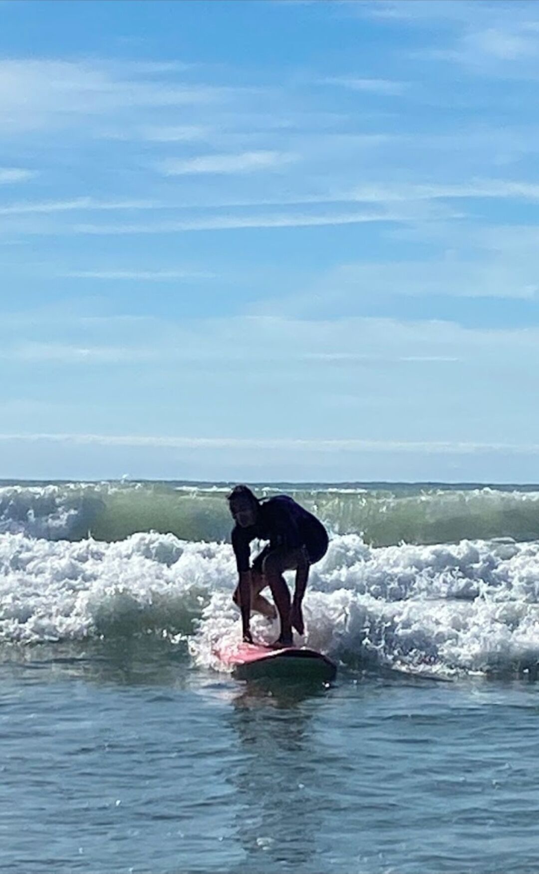 Une personne qui fait de la planche à voile sur une vague.