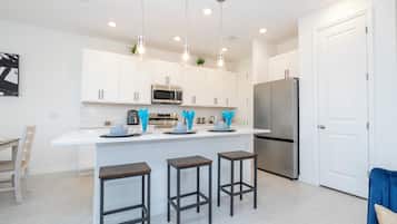 Comfort Townhome | Private kitchen | Full-size fridge, microwave, oven, stovetop