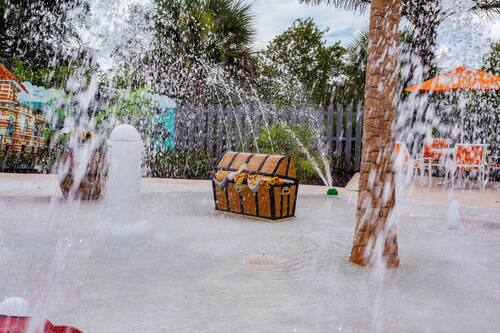 Una piscina al aire libre, cabañas de piscina gratuitas, tumbonas