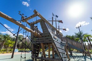 2 outdoor pools, free pool cabanas, pool loungers