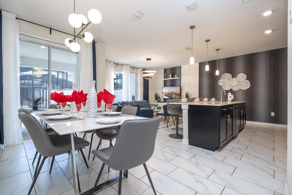 Townhome Comfort | Vardagsrum | Tv, ett bordtennisbord, ett filmbibliotek och en stereo