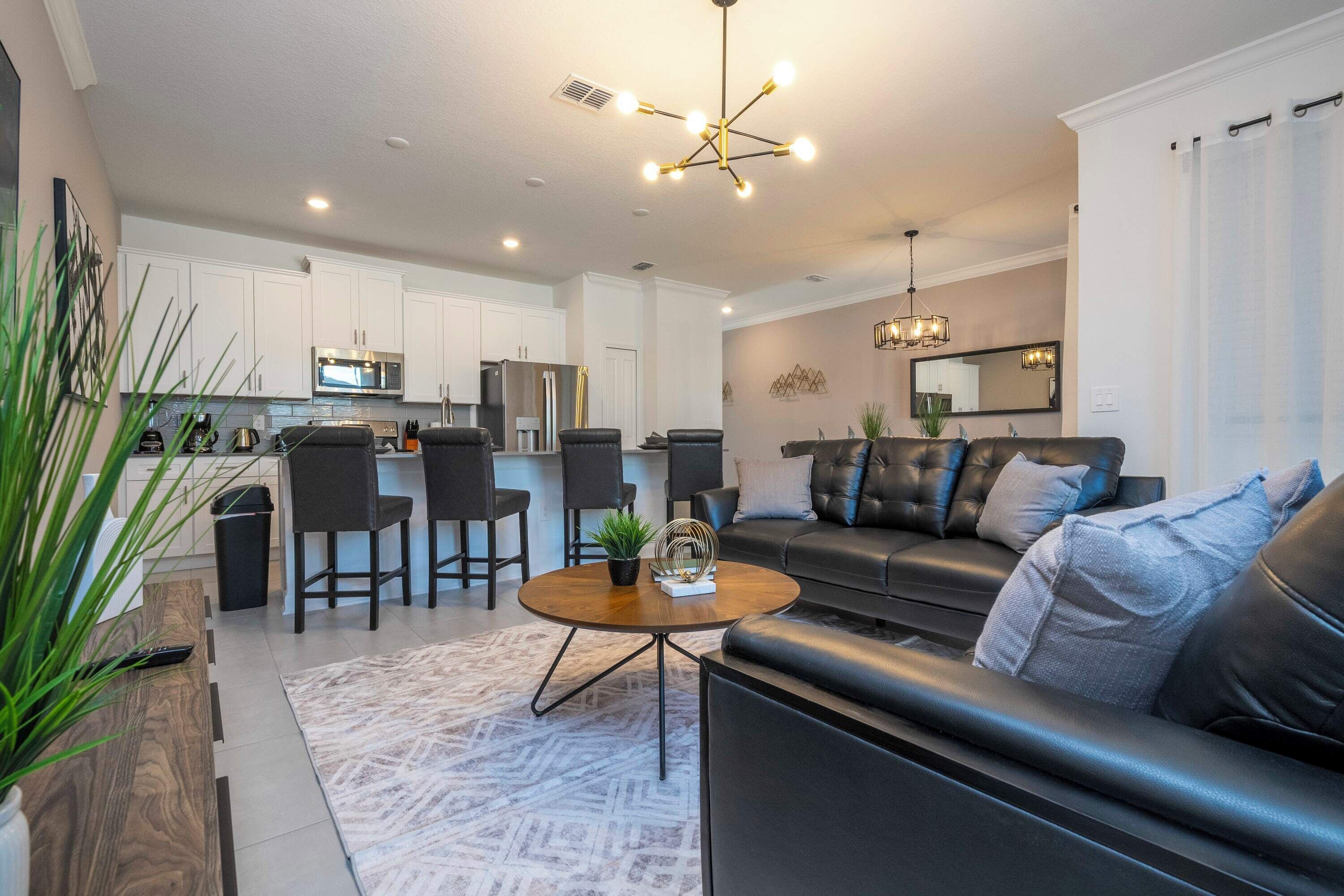 Superior Townhome | Ruang tamu | TV 