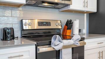 슈피리어 타운홈 | 전용 간이 주방 | 대용량 냉장고, 전자레인지, 쿡탑, 식기 세척기