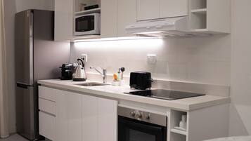 Een koelkast, een magnetron, een oven, een kookplaat