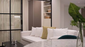 Una Smart TV, libros