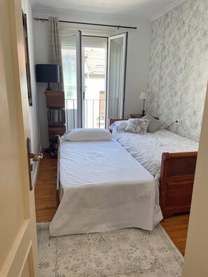 2 slaapkamers, een strijkplank/strijkijzer, reisbedje, gratis wifi