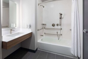 Rom – basic, 2 queensize-senger, ikke-røyk (Mobility, Bathtub W/grab Bars) | Tilrettelagt bad