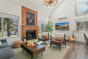 Smart-TV, Kamin, Videospiele, Bücher