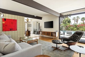 智能電視、壁爐、乒乓球設施、書籍