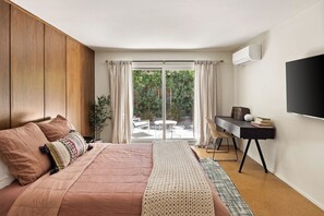 3 bedrooms, desk, iron/ironing board, free WiFi - 3 BR Mid-Mod Home + Pool and Spa in South Palm Desert - Walkable to El Paseo! (Palm Desert)