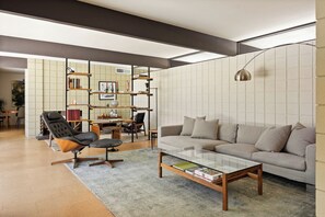 Smart TV, fireplace, ping pong, books - 3 BR Mid-Mod Home + Pool and Spa in South Palm Desert - Walkable to El Paseo! (Palm Desert)