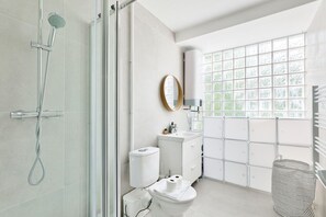 Hair dryer, towels - Charme Parisien 6 Personnes, 2 chambres, 19ème (Paris)