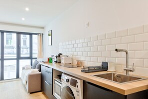 Réfrigérateur, micro-ondes, plaque de cuisson, cafetière/bouilloire